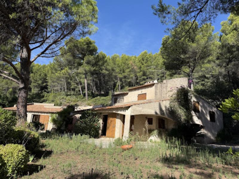 Villa moderne avec piscine intégrée dans le paysage méditerranéen de la Côte d’Azur